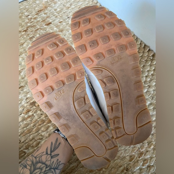 Nike Women's Sneakers in White and Gray - Picture 8 of 8